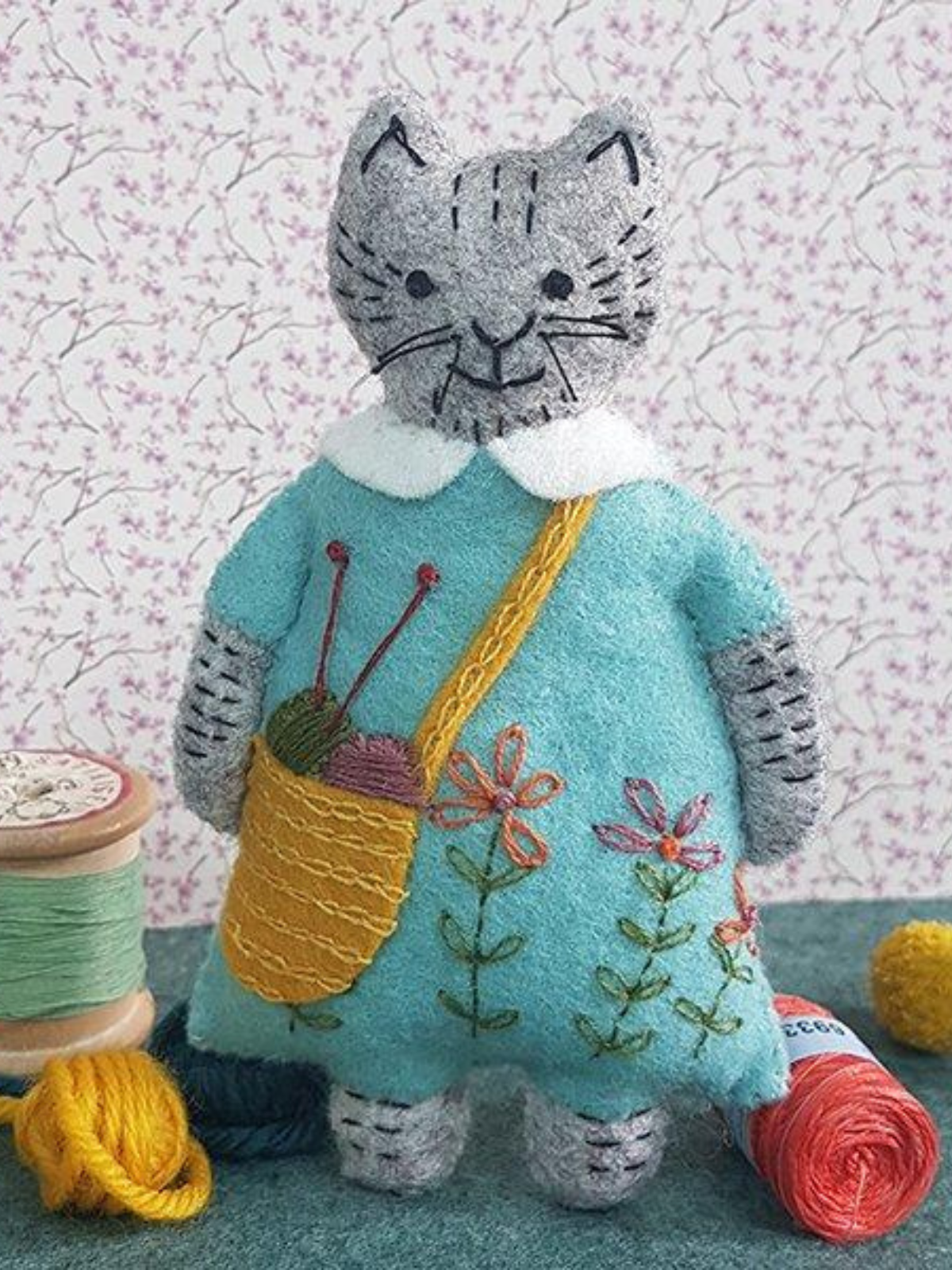 Mrs. Cat Loves Knitting Felt Craft Kit